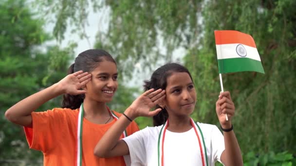 Små Indiska Byflickor Håller Stolt Den Trefärgade Indiska Flaggan Tonåring — Stockvideo