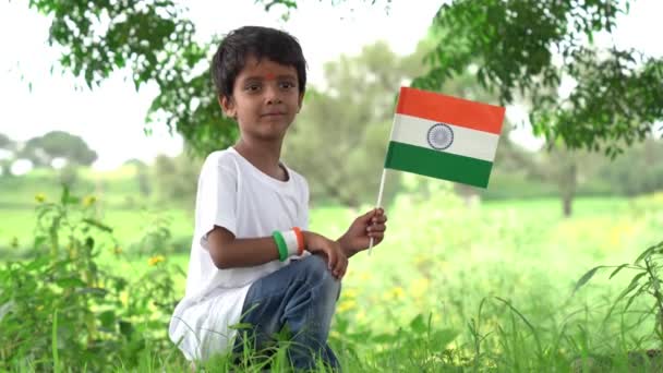 Little Indian Village Boy Håller Stolt Den Trefärgade Indiska Flaggan — Stockvideo