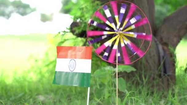 Индийский Трехцветный Флаг Бумажными Вертушками Фоне Природы Концептуальный Имидж Празднования — стоковое видео