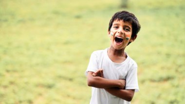 Hindistan Bağımsızlığını ya da Cumhuriyet Günü 'nü kutlayan Hintli çocuk
