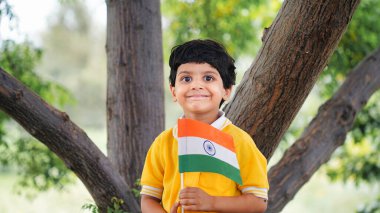 Hindistan Bağımsızlığını ya da Cumhuriyet Günü 'nü kutlayan Hintli çocuk
