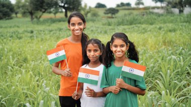  Hint Ulusal Üç Renkli Bayraklı Kızlar