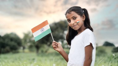 Hindistan bayrağı taşıyan mutlu Hintli çocuk. Hindistan 'da Bağımsızlık Günü' nü kutlayan Hintli Çocuklar.