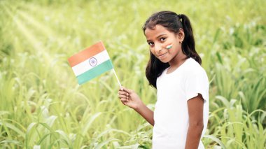 Hindistan bayrağı taşıyan mutlu Hintli çocuk. Hindistan 'da Bağımsızlık Günü' nü kutlayan Hintli Çocuklar.