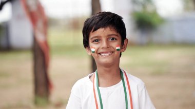 Hindistan Bağımsızlığını ya da Cumhuriyet Günü 'nü kutlayan Hintli çocuk