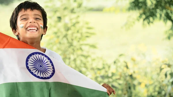 Söt Liten Pojke Med Indian National Tricolour Flag — Stockfoto