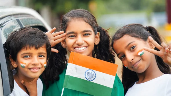 Glada Indianbarn Med Indianflagga Indiska Barn Firar Självständighetsdagen Eller Republiken — Stockfoto