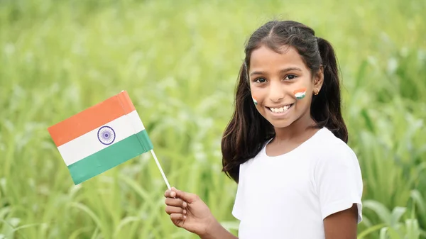 Щаслива Індійська Дитина Тримає Національний Прапор Індії Діти Індії Святкують — стокове фото