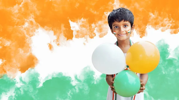 Söt Liten Indisk Pojke Med Tri Färg Ballonger Fira Självständighet — Stockfoto