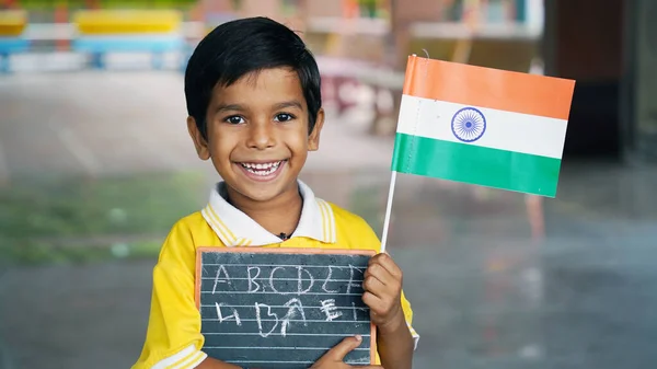 Portret Szczęśliwej Słodkiej Indiańskiej Dziewczynki Szkolnym Mundurku Pustą Tabliczką Indiańską — Zdjęcie stockowe
