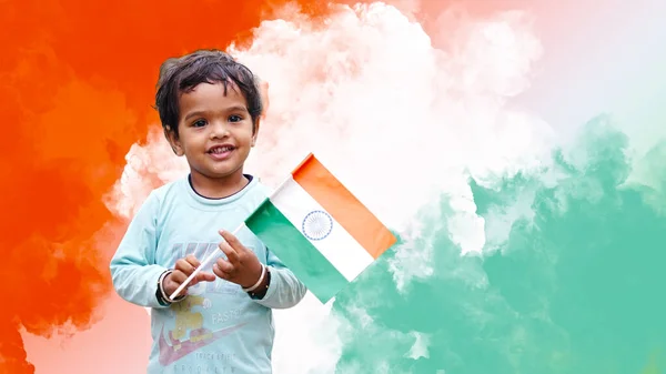 Liten Pojke Som Håller Tricolor Indisk Flagga Med Anledning Självständighetsdagen — Stockfoto