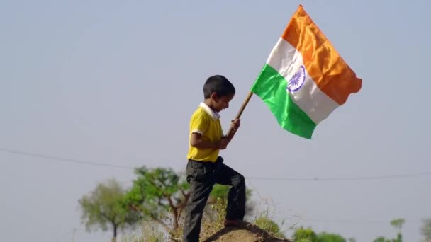 Ινδικό Παιδί Γιορτάζει Την Ανεξαρτησία Δημοκρατία Ημέρα Της Ινδίας — Αρχείο Βίντεο