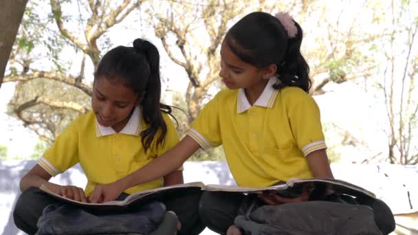 自宅で勉強する学校の制服を着ている2人の姉妹や友人 女性教育とスキルインドの概念 — ストック動画