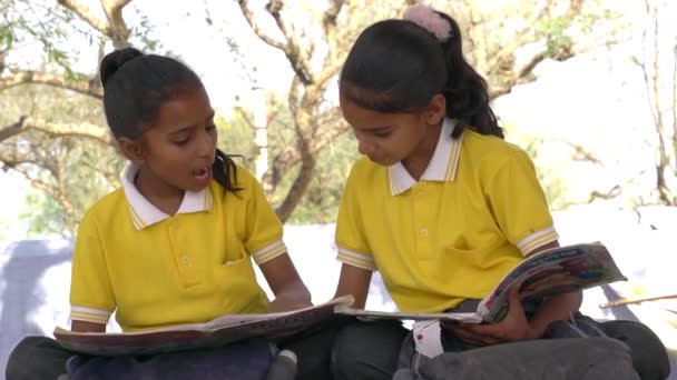 自宅で勉強する学校の制服を着ている2人の姉妹や友人 女性教育とスキルインドの概念 — ストック動画