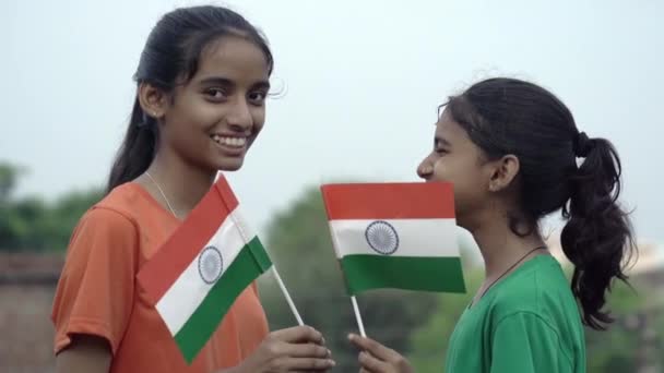 Indiska Studenter Eller Barn Som Håller Eller Viftar Tricolor Med — Stockvideo