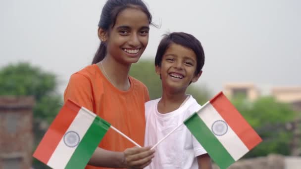 2名印度学生或儿童背景上拿着或挥动着绿色的三色旗庆祝独立日或国庆日 — 图库视频影像
