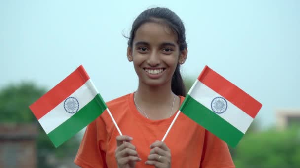印度独立日庆祝活动中 印度少女带着爱国的心情举着印度国旗 — 图库视频影像