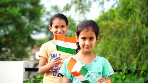 Indiai Diákok Vagy Gyermekek Gazdaság Vagy Integetett Tricolour Zöld Háttérben — Stock videók