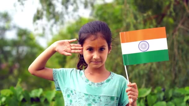 トリコロールインドの旗を持つ小さなかわいい女の子の肖像画 国家の誇りを示す少女 独立記念日 — ストック動画