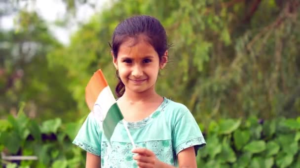 トリコロールインドの旗を持つ小さなかわいい女の子の肖像画 国家の誇りを示す少女 独立記念日 — ストック動画