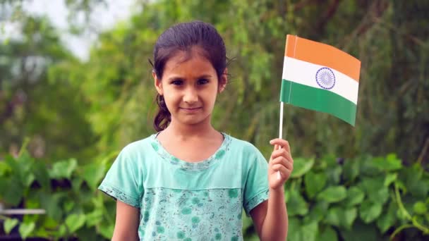 Retrato Uma Menina Fofa Com Bandeira Indiana Tricolor Menina Para — Vídeo de Stock