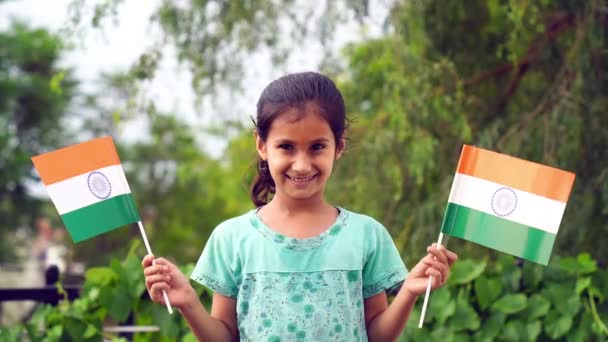 Portré Egy Aranyos Kislányról Trikolor Indián Zászlóval Egy Lányról Aki — Stock videók