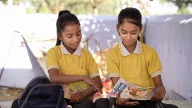 Evde çalışan şirin Hintli çocuk..