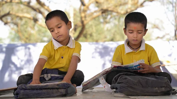 Niedliches Indisches Kind Lernt Hause — Stockfoto