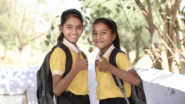 Счастливая Уверенная Индийская Школьница Школьной Форме Стоя Крупным Планом Образовательная — стоковое фото