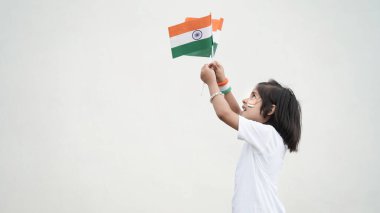 Vijay Diwas ya da Bağımsızlık Günü vesilesiyle elinde üç renkli bayrak tutan küçük kız.