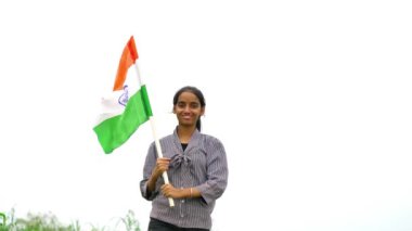 Sevimli küçük Hintli çocuklar el sallıyor ya da arka planda yeşillik ile koşuyorlar Bağımsızlık Günü 'nü ya da Cumhuriyet Günü' nü kutluyorlar.