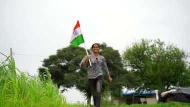 Hint bayrağıyla koşan vute kız 