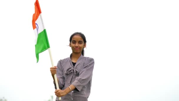 可爱的印度女孩手持 挥挥手 或与三色旗一起跑步 背景为绿叶 庆祝独立日或国庆日 — 图库视频影像