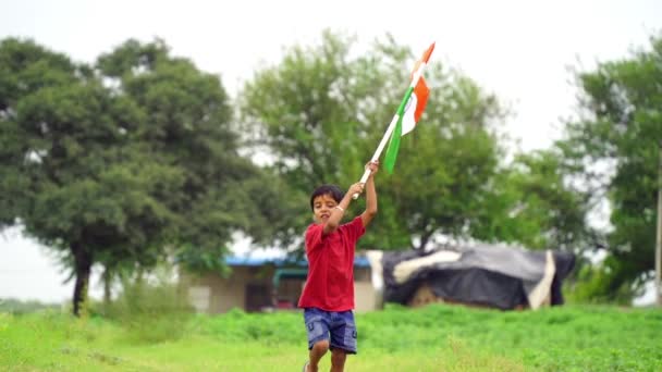 可爱的印第安小孩拿着 挥挥手 或背着三色旗跑步 背景绿油油 庆祝独立日或国庆日 — 图库视频影像