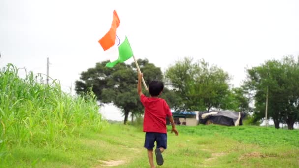 Niedliches Kleines Indisches Kind Hält Winkt Oder Läuft Mit Tricolou — Stockvideo
