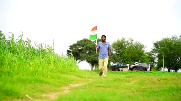 Молодой Индиец Держит Машет Бегает Триколором Зеленью Заднем Плане Празднуя — стоковое видео