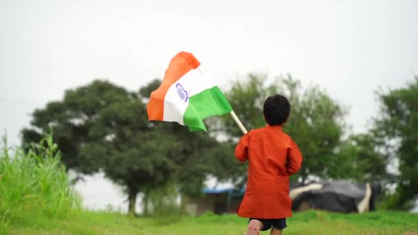 Roztomilé Malé Indiánské Dítě Drží Mává Nebo Běží Tricolour Zelení — Stock video