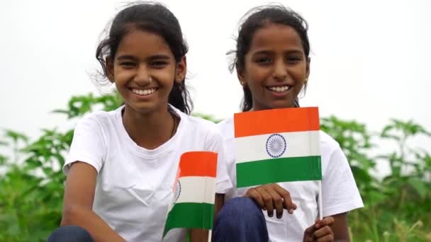 Roztomilé Malé Indiánské Děti Drží Mávají Nebo Běhají Tricolour Zelení — Stock video