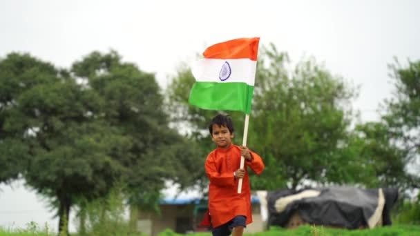 Cute Little Indian Dzieci Gospodarstwa Machając Lub Biegając Tricolour Zielenią — Wideo stockowe