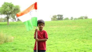Bağımsızlık Günü 'nde Hindistan bayrağını elinde tutan küçük çocuk.