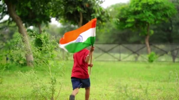 Χαριτωμένο Λίγο Ινδική Παιδιά Κρατώντας Κυματίζει Τρέχει Tricolour Πράσινο Στο — Αρχείο Βίντεο