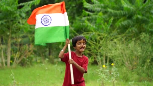 印度独立日庆祝活动时 手里拿着印度国旗的小孩 — 图库视频影像