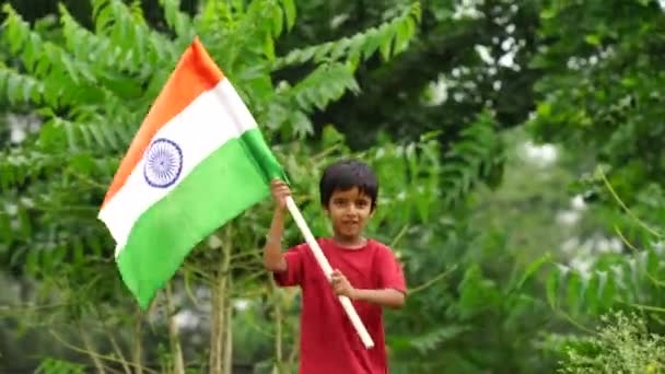 Menino Segurando Bandeira Indiana Mão Por Ocasião Das Celebrações Índia — Vídeo de Stock
