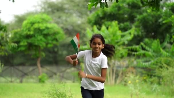 Маленька Дитина Тримає Індійський Прапор Руці Нагоди Святкування Дня Незалежності — стокове відео