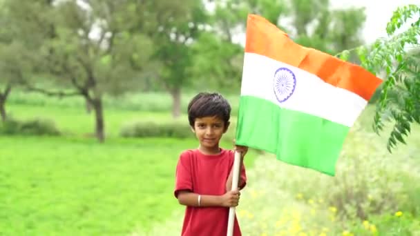 Kleines Kind Mit Indischer Flagge Der Hand Anlässlich Der Feierlichkeiten — Stockvideo