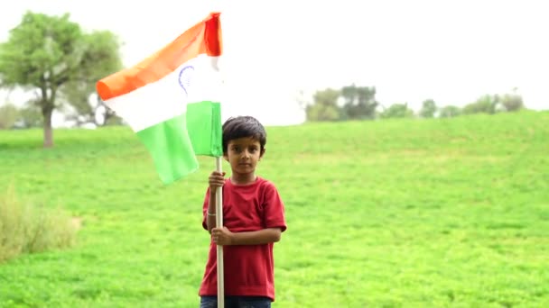 Маленький Ребенок Держит Индийский Флаг Руке Случаю Дня Независимости Индии — стоковое видео