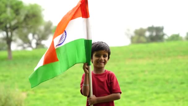 Liten Unge Som Håller Indiska Flaggan Handen Med Anledning Självständighetsdagen — Stockvideo