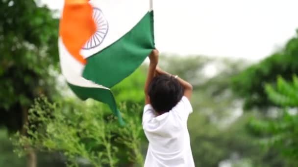 Söta Små Indianska Barn Som Håller Viftar Eller Springer Med — Stockvideo