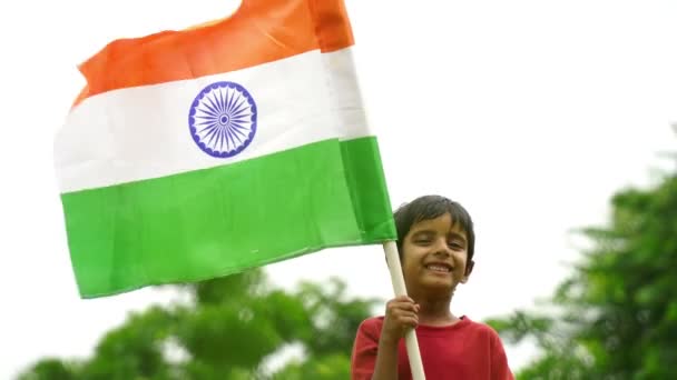 Sevimli Küçük Hintli Çocuklar Sallıyor Arka Planda Yeşillik Ile Koşuyorlar — Stok video