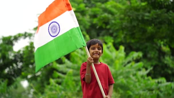 Aranyos Kis Indiai Gyerekek Gazdaság Integetett Vagy Fut Tricolour Zöld — Stock videók
